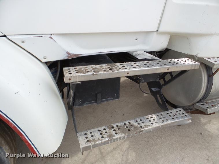 image for item DA7392 1998 Ford AT9513 Aeromax 113 semi truck