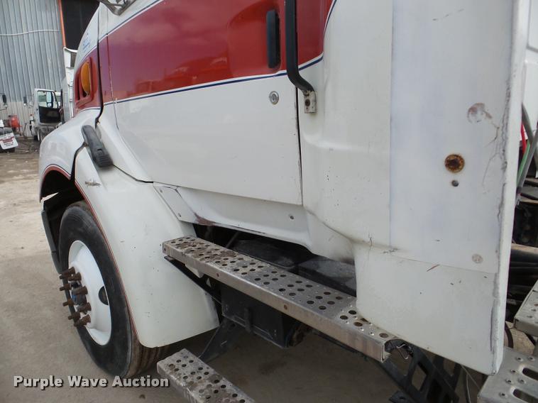 image for item DA7392 1998 Ford AT9513 Aeromax 113 semi truck