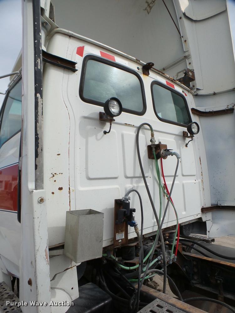 image for item DA7392 1998 Ford AT9513 Aeromax 113 semi truck