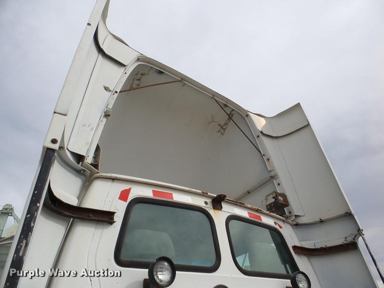 image for item DA7392 1998 Ford AT9513 Aeromax 113 semi truck