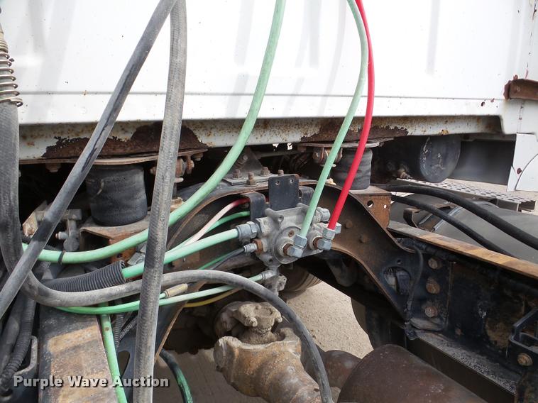 image for item DA7392 1998 Ford AT9513 Aeromax 113 semi truck