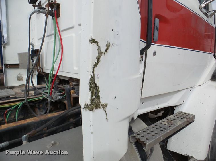 image for item DA7392 1998 Ford AT9513 Aeromax 113 semi truck