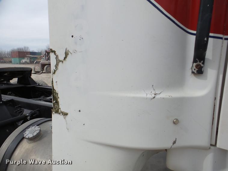 image for item DA7392 1998 Ford AT9513 Aeromax 113 semi truck