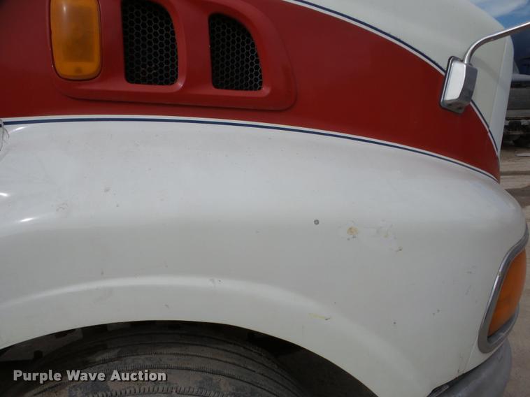 image for item DA7392 1998 Ford AT9513 Aeromax 113 semi truck