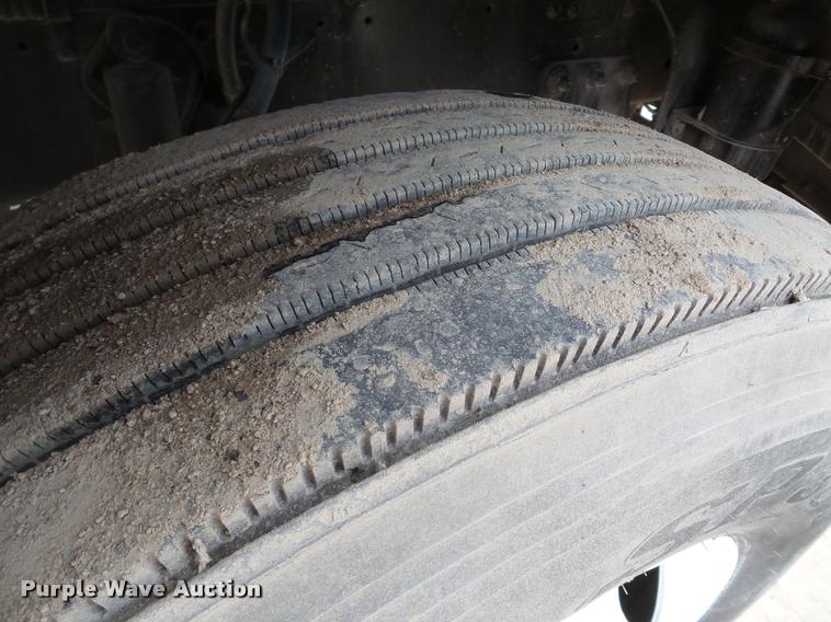 image for item DA7392 1998 Ford AT9513 Aeromax 113 semi truck