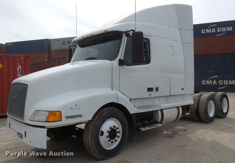image for item DA7393 2000 Volvo VNL semi truck