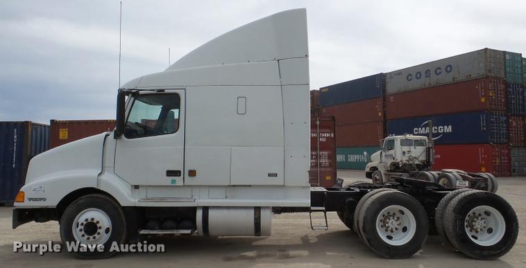 image for item DA7393 2000 Volvo VNL semi truck