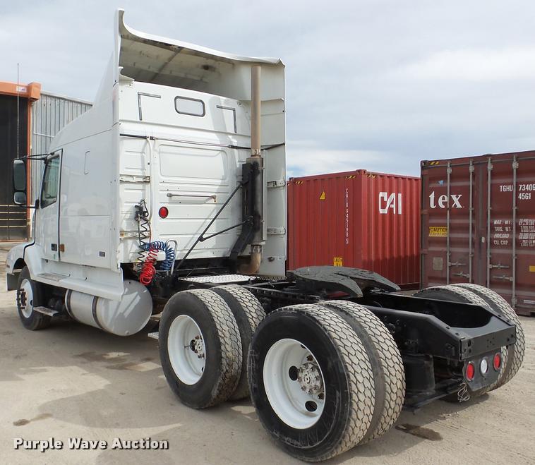 image for item DA7393 2000 Volvo VNL semi truck