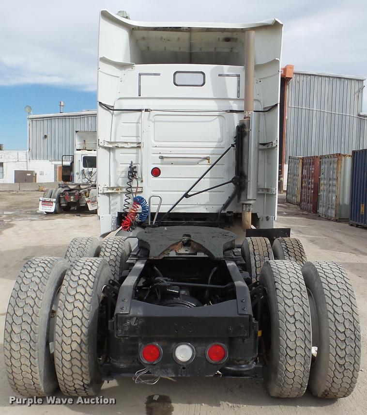 image for item DA7393 2000 Volvo VNL semi truck