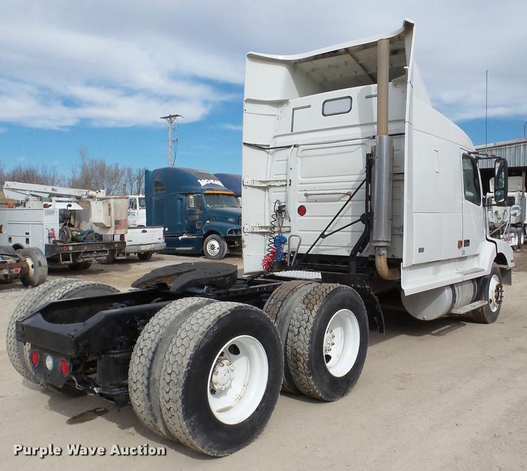 image for item DA7393 2000 Volvo VNL semi truck