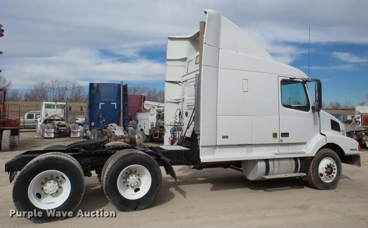 image for item DA7393 2000 Volvo VNL semi truck