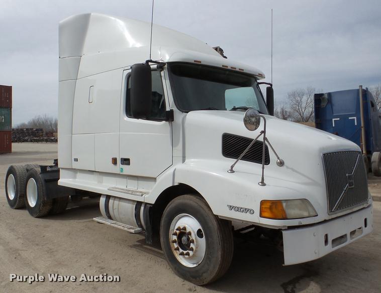 image for item DA7393 2000 Volvo VNL semi truck