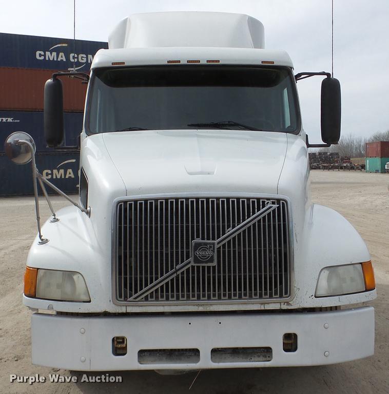 image for item DA7393 2000 Volvo VNL semi truck
