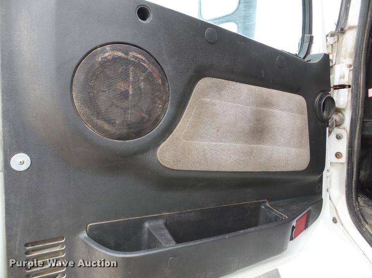 image for item DA7393 2000 Volvo VNL semi truck