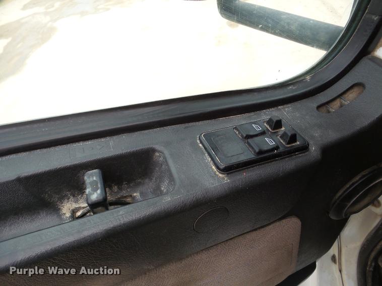 image for item DA7393 2000 Volvo VNL semi truck