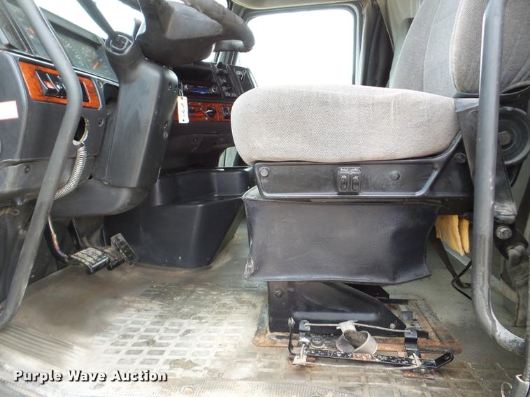 image for item DA7393 2000 Volvo VNL semi truck