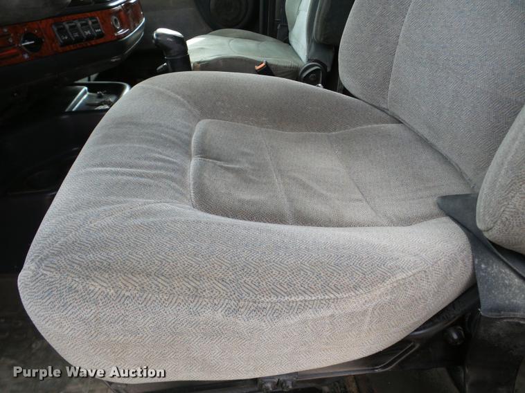 image for item DA7393 2000 Volvo VNL semi truck