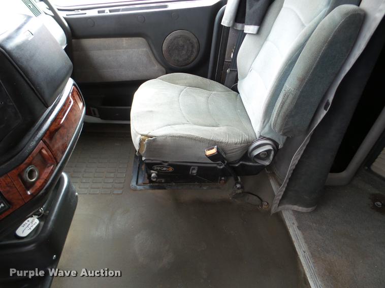 image for item DA7393 2000 Volvo VNL semi truck