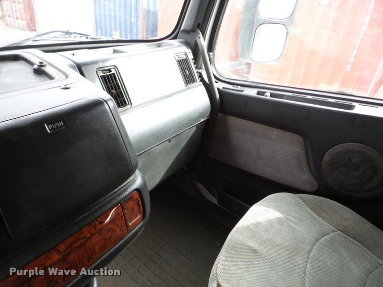 image for item DA7393 2000 Volvo VNL semi truck