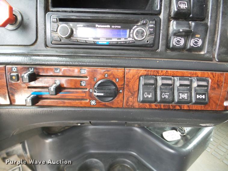 image for item DA7393 2000 Volvo VNL semi truck