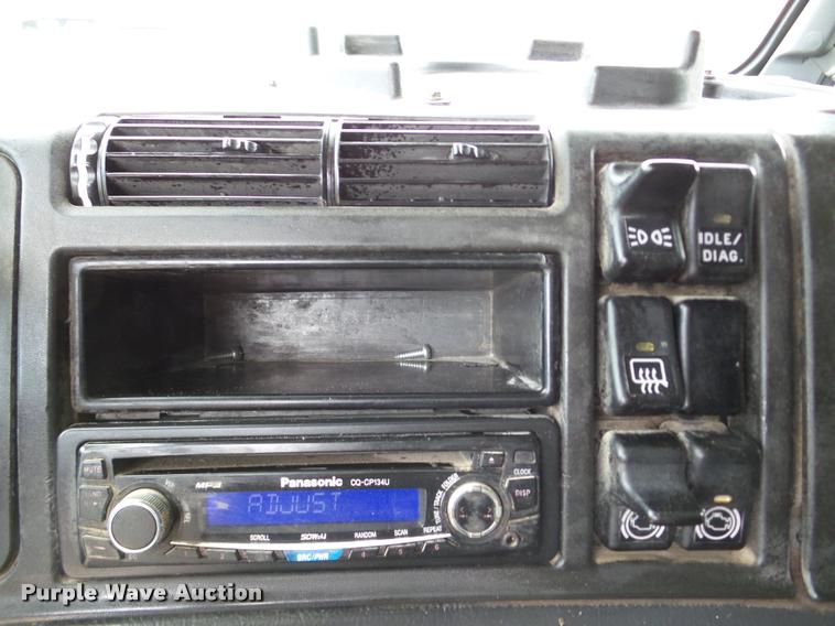 image for item DA7393 2000 Volvo VNL semi truck