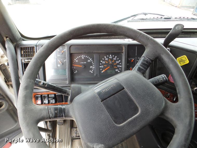 image for item DA7393 2000 Volvo VNL semi truck