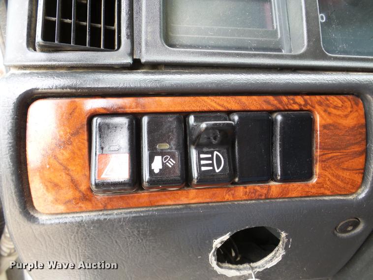 image for item DA7393 2000 Volvo VNL semi truck