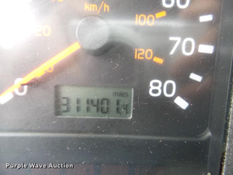 image for item DA7393 2000 Volvo VNL semi truck