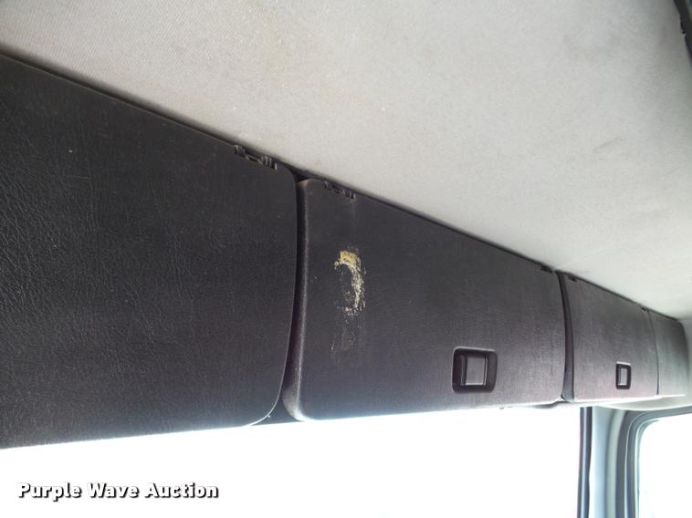 image for item DA7393 2000 Volvo VNL semi truck