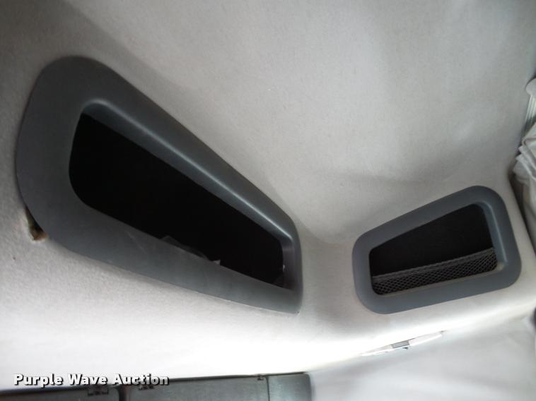 image for item DA7393 2000 Volvo VNL semi truck