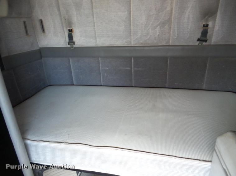 image for item DA7393 2000 Volvo VNL semi truck