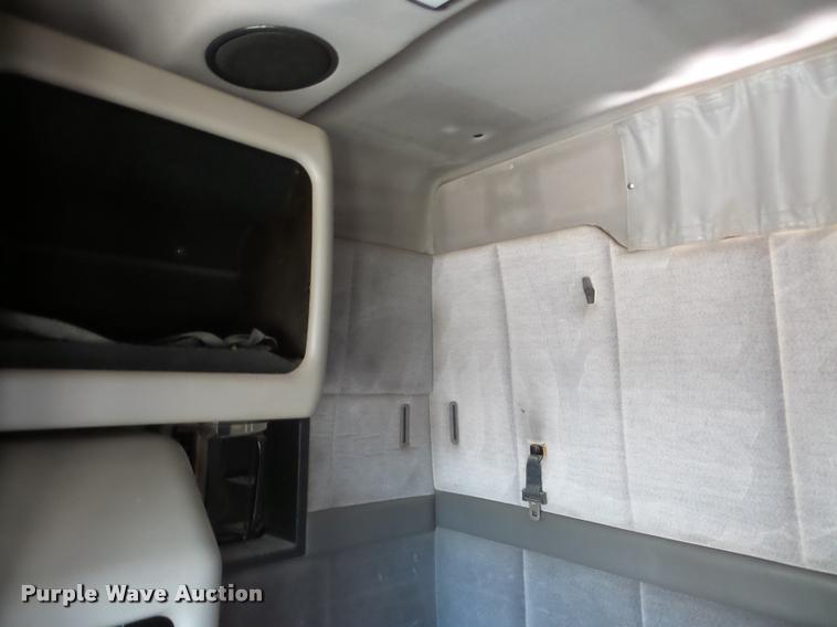 image for item DA7393 2000 Volvo VNL semi truck