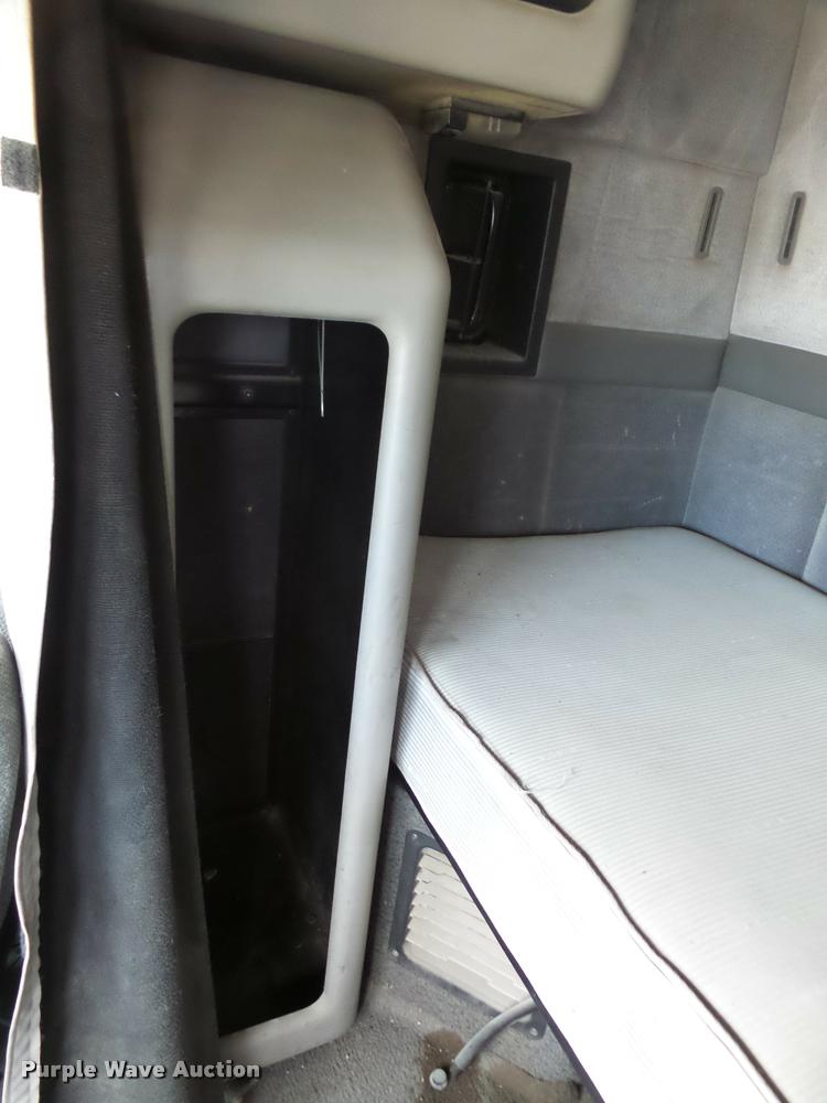 image for item DA7393 2000 Volvo VNL semi truck