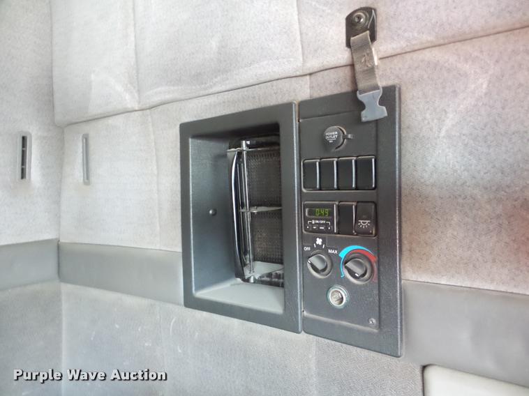 image for item DA7393 2000 Volvo VNL semi truck