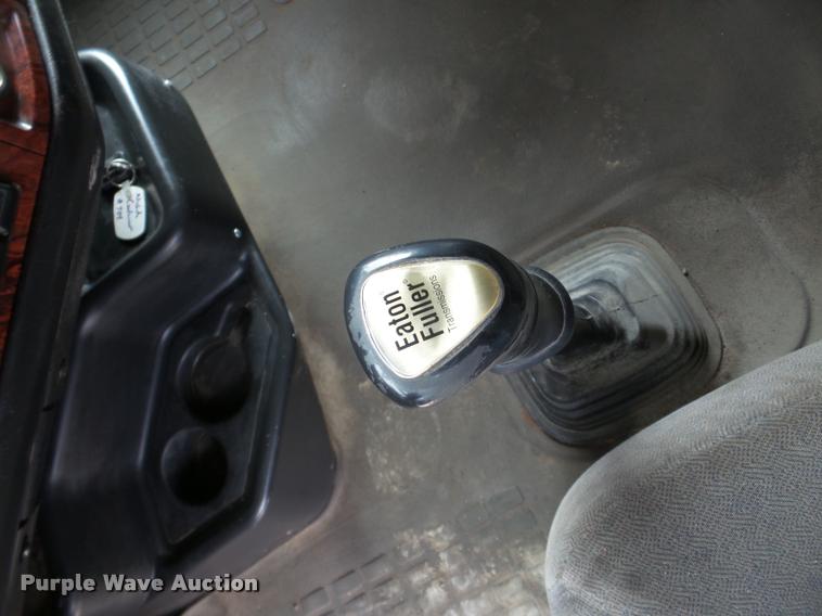 image for item DA7393 2000 Volvo VNL semi truck