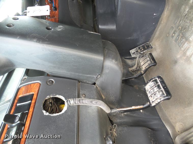 image for item DA7393 2000 Volvo VNL semi truck