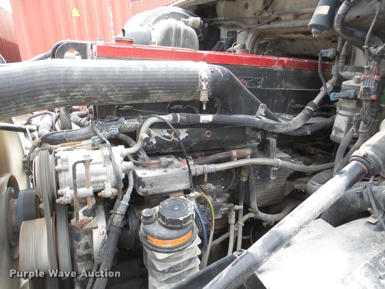 image for item DA7393 2000 Volvo VNL semi truck