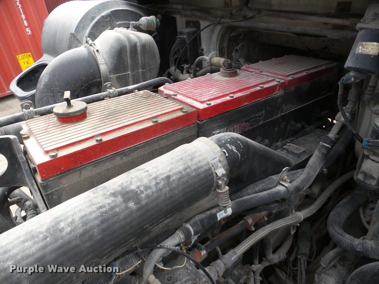 image for item DA7393 2000 Volvo VNL semi truck