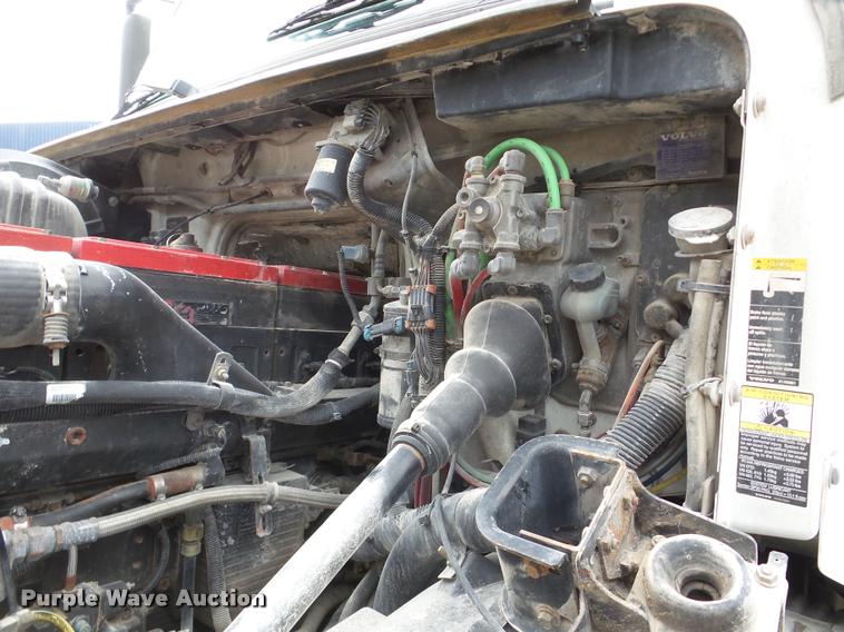 image for item DA7393 2000 Volvo VNL semi truck