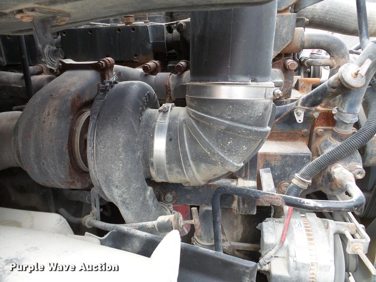 image for item DA7393 2000 Volvo VNL semi truck