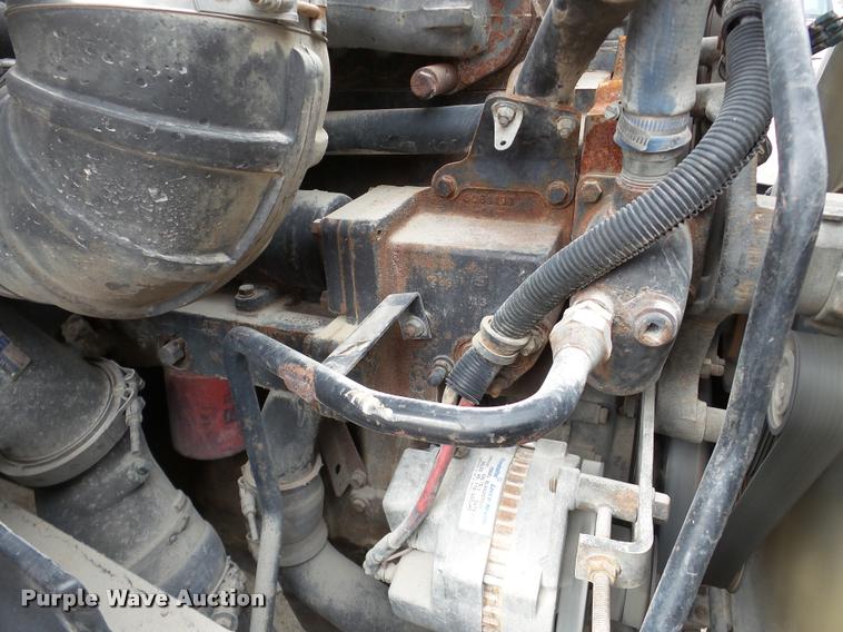 image for item DA7393 2000 Volvo VNL semi truck