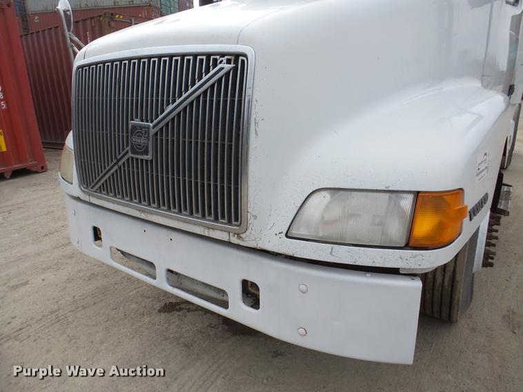 image for item DA7393 2000 Volvo VNL semi truck