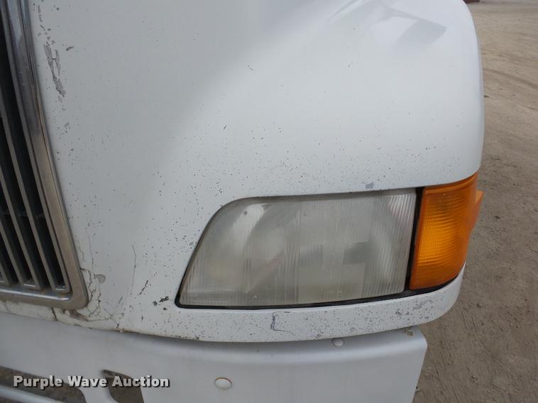 image for item DA7393 2000 Volvo VNL semi truck