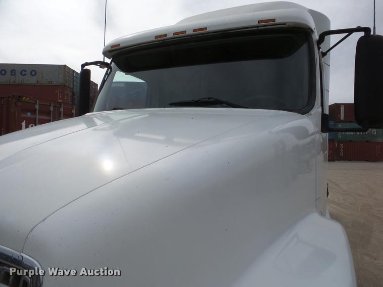 image for item DA7393 2000 Volvo VNL semi truck