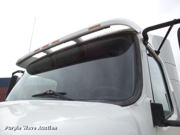 image for item DA7393 2000 Volvo VNL semi truck