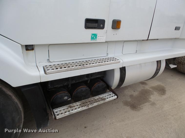 image for item DA7393 2000 Volvo VNL semi truck