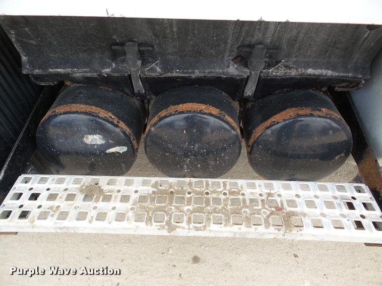 image for item DA7393 2000 Volvo VNL semi truck