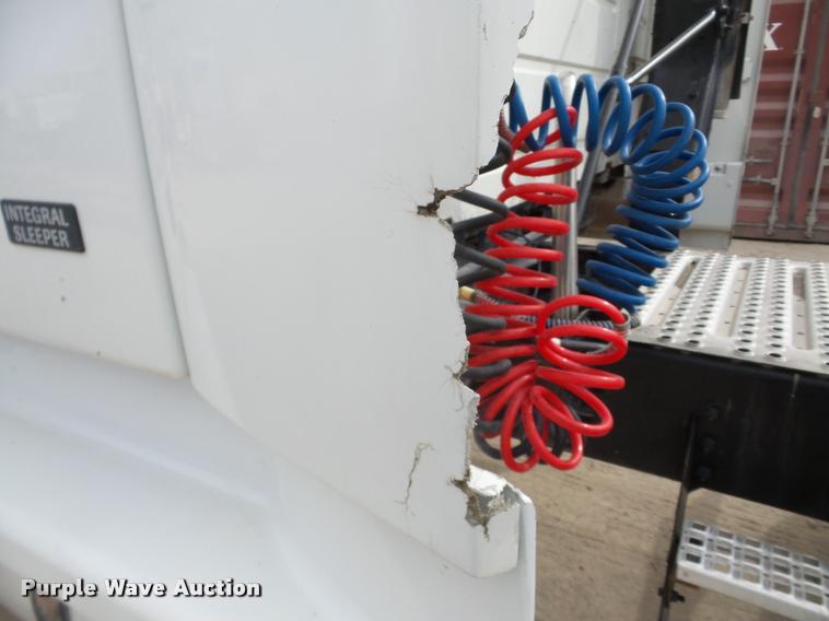 image for item DA7393 2000 Volvo VNL semi truck