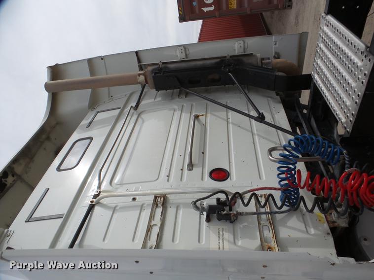 image for item DA7393 2000 Volvo VNL semi truck