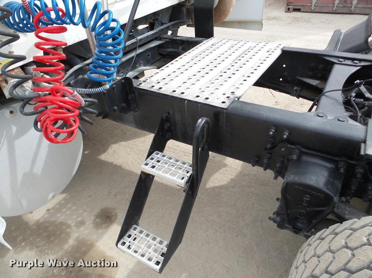 image for item DA7393 2000 Volvo VNL semi truck